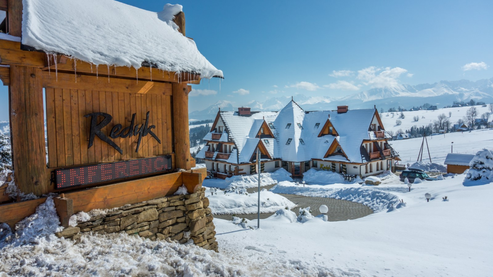 Hotel Redyk - vista invernal con nieve